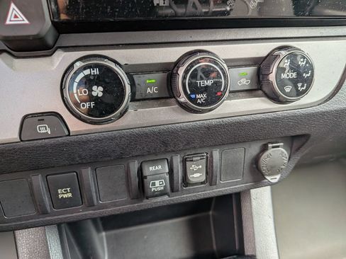 Used 2018 Toyota Tacoma SR5 RWD image 17