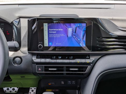 Used 2025 Toyota Camry SE FWD image 18