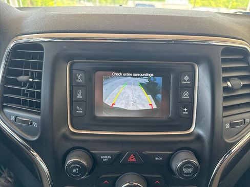 Used 2017 Jeep Grand Cherokee Laredo AWD/4WD image 12