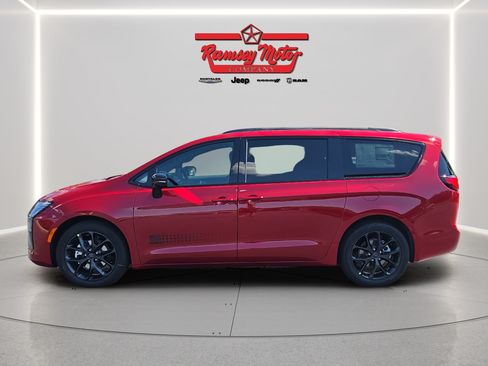 New 2027 Chrysler Pacifica Select FWD image 2
