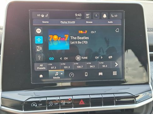 Used 2025 Jeep Compass Latitude w/ Sun & Sound Group AWD/4WD image 18