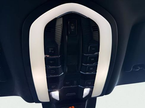 Used 2022 Porsche Macan image 23