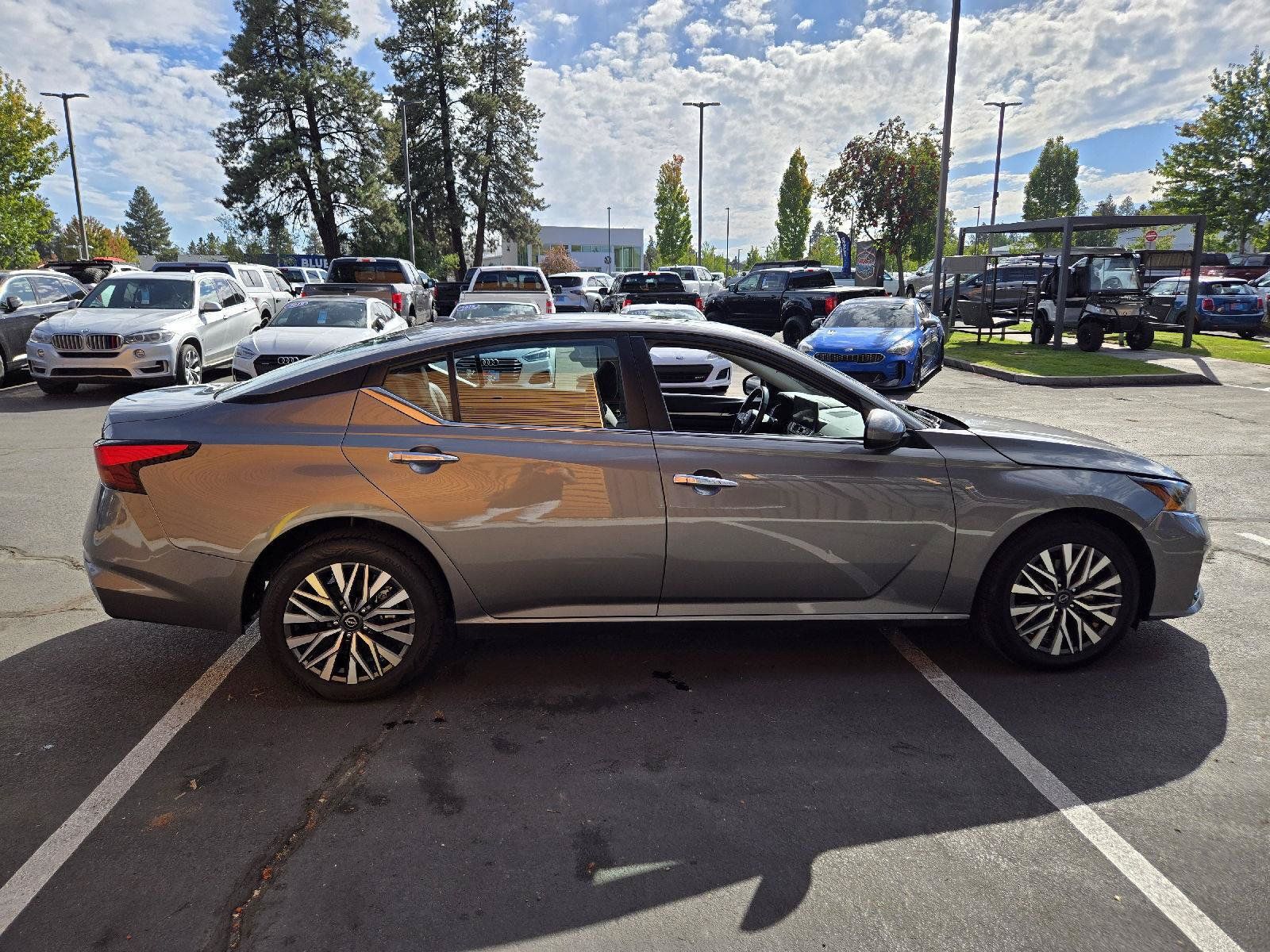 Used 2023 Nissan Altima 2.5 SV w/ SV Premium Package AWD/4WD image 6