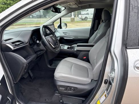 Used 2025 Toyota Sienna XLE FWD image 13