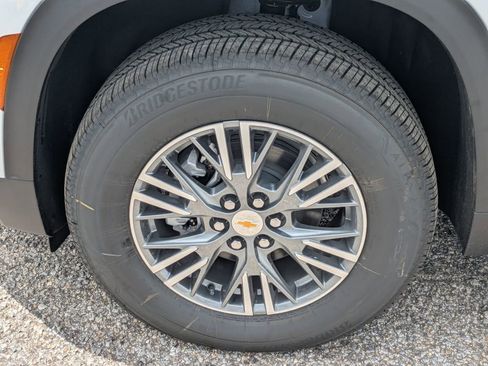 Used 2025 Chevrolet Traverse LT image 11