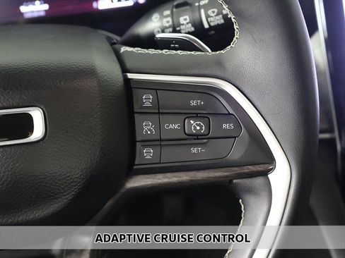 Used 2023 Jeep Grand Cherokee Limited w/ Luxury Tech Group II image 4