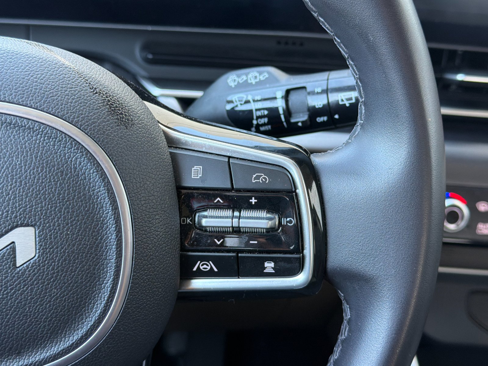 Used 2025 Kia Carnival FWD image 30