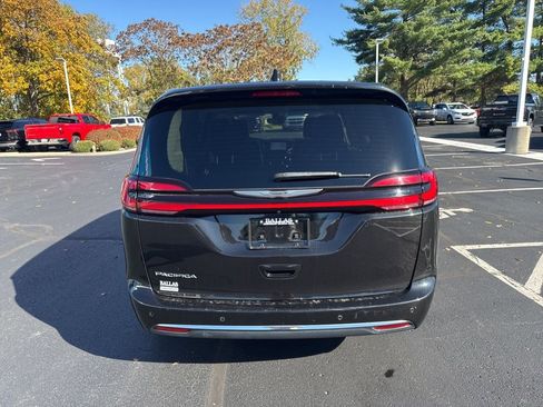 Used 2023 Chrysler Pacifica Touring-L image 21
