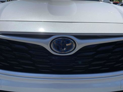 Used 2024 Toyota Highlander XLE AWD/4WD image 7