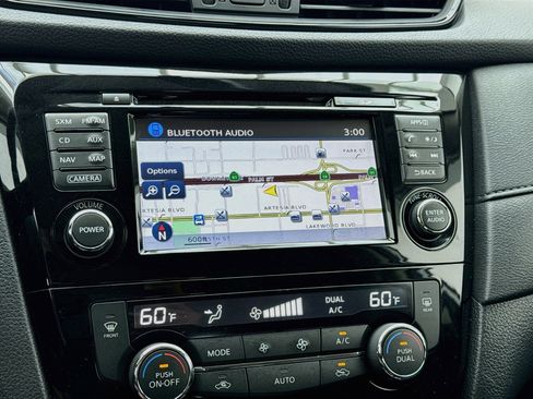 Used 2017 Nissan Rogue SV w/ SV Premium Package FWD image 9