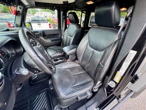 Used 2013 Jeep Wrangler Unlimited Sahara AWD/4WD image 9