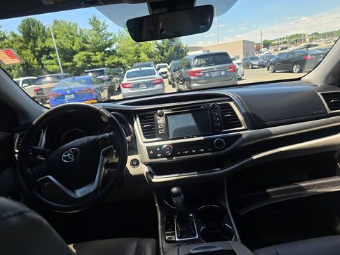 Used 2019 Toyota Highlander XLE w/ Carpet Mat Package (TMS) AWD/4WD image 13