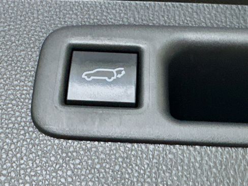 Used 2020 Toyota Highlander XLE FWD image 33