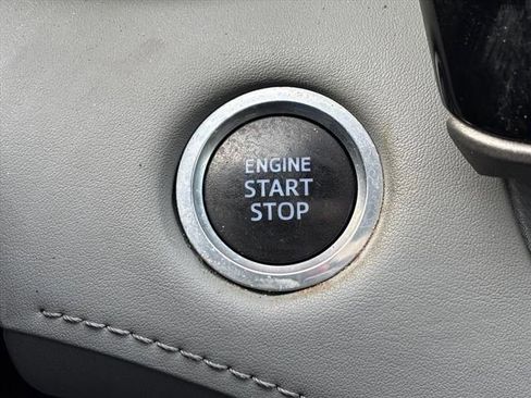 Used 2020 Toyota Highlander XLE image 19