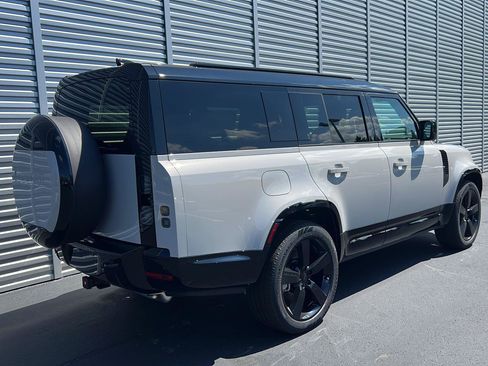 New 2026 Land Rover Defender 130 X-Dynamic SE AWD/4WD image 5