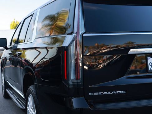 Used 2025 Cadillac Escalade ESV Premium Luxury AWD/4WD image 16