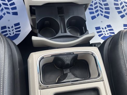 Used 2015 Chrysler Town & Country Touring image 33