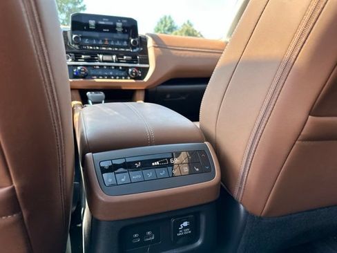 Certified 2024 Nissan Pathfinder Platinum w/ Black Appearance Package AWD/4WD image 18