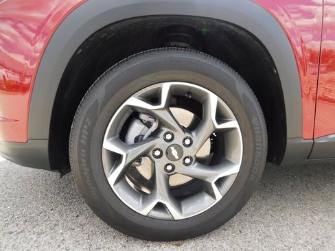 Used 2025 Chevrolet Trax LT w/ LT Convenience Package FWD image 10