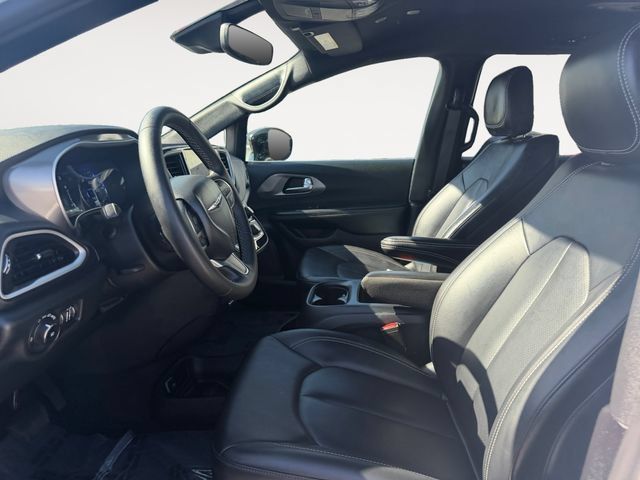 Used 2025 Chrysler Pacifica Select FWD image 9
