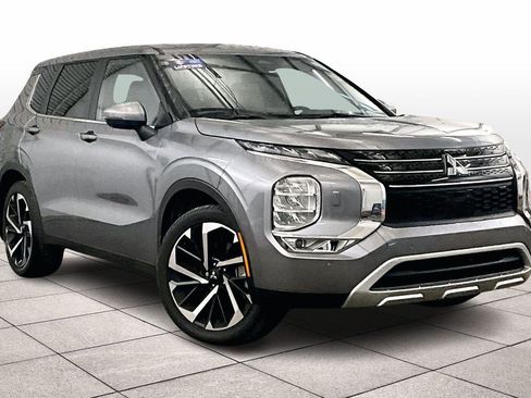 Used 2022 Mitsubishi Outlander SE image 2