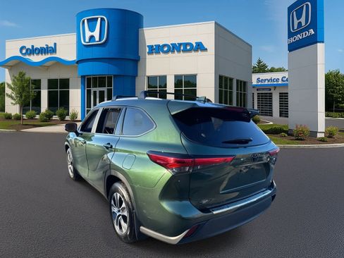 Used 2023 Toyota Highlander XLE image 4