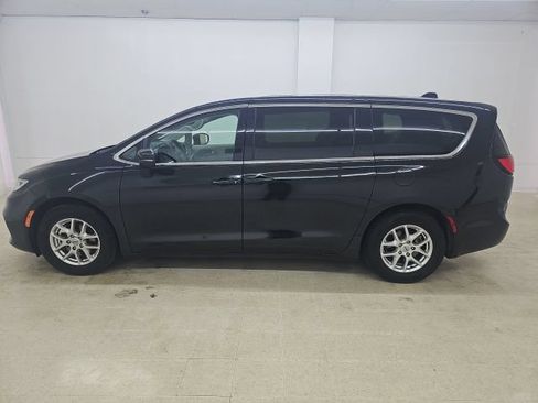 Used 2023 Chrysler Pacifica Touring-L FWD image 16