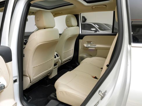 Used 2023 Mercedes-Benz GLB 250 4MATIC w/ Premium Package image 38