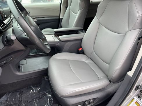 Used 2024 Toyota Sienna XLE image 35