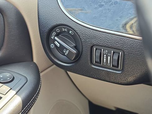 Used 2013 Chrysler Town & Country Touring FWD image 22
