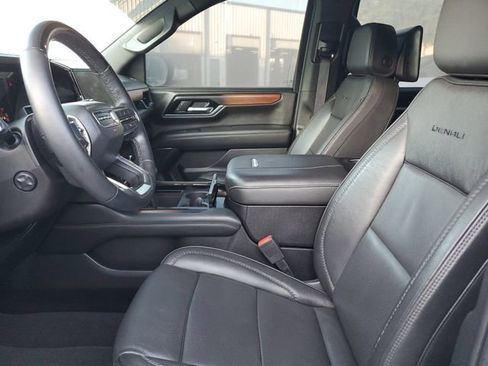 Used 2025 GMC Yukon XL Denali w/ Denali Reserve Package RWD image 18