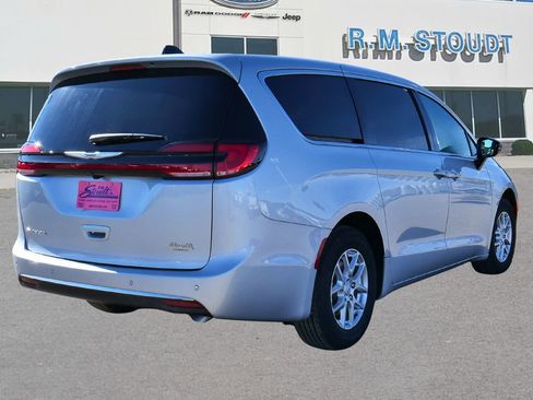 New 2026 Chrysler Pacifica Select FWD image 11