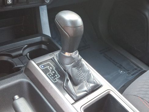 Used 2021 Toyota Tacoma SR5 AWD/4WD image 15
