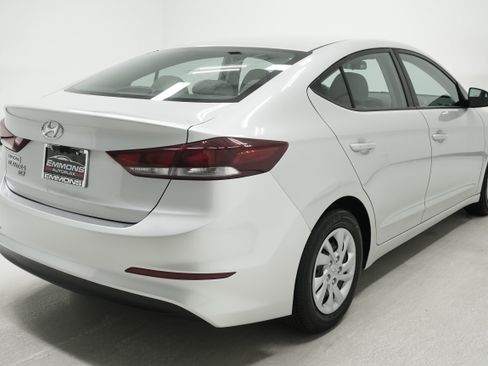 Used 2018 Hyundai Elantra SE FWD image 4