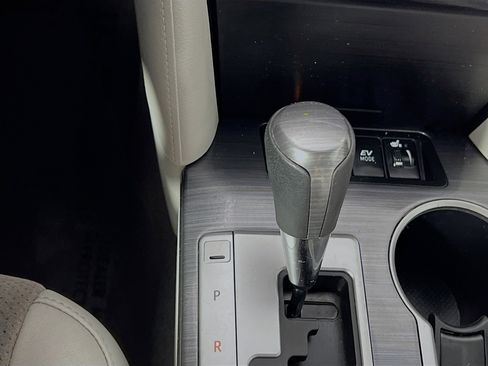 Used 2014 Toyota Camry XLE w/ Leather Package FWD image 24