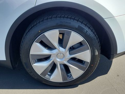 Used 2024 Tesla Model Y Long Range AWD/4WD image 27