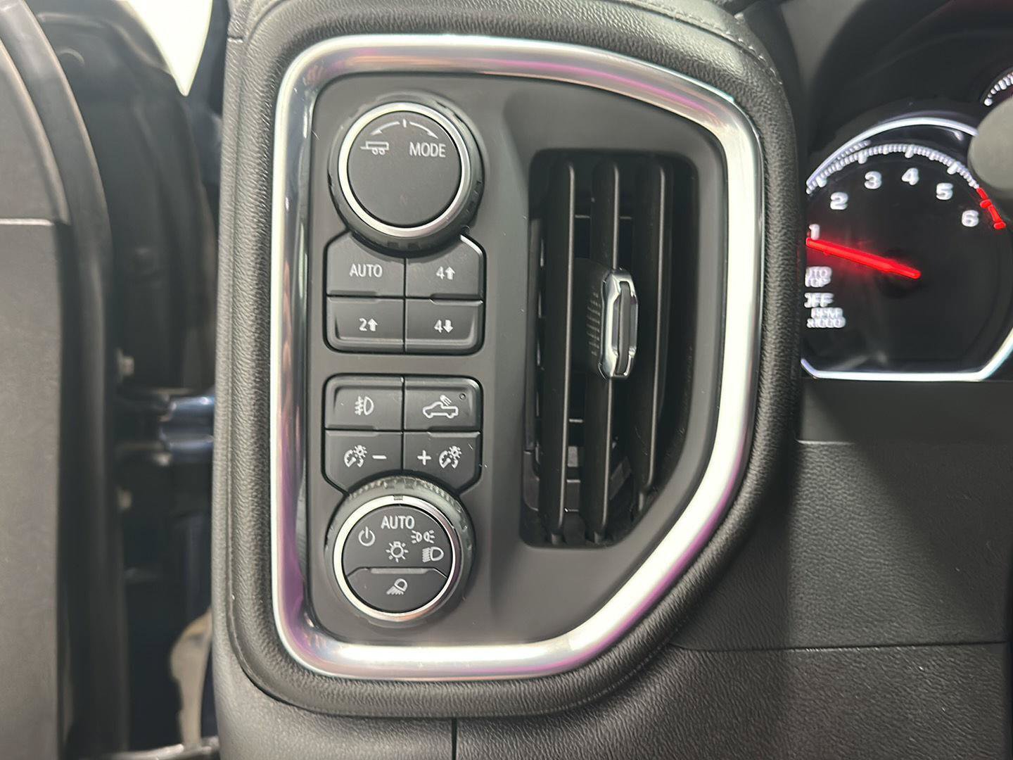 Used 2022 Chevrolet Silverado 1500 RST AWD/4WD image 16
