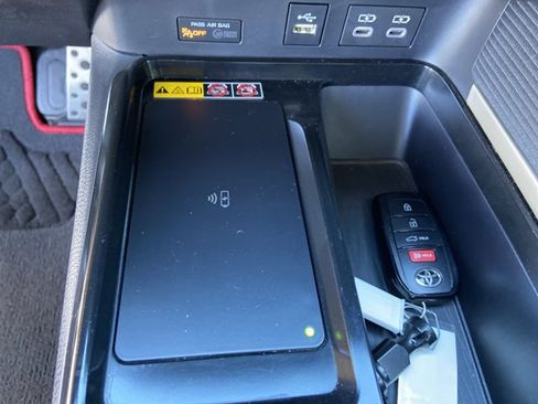 Used 2025 Toyota Camry SE image 43