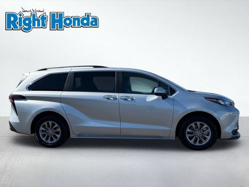 Used 2025 Toyota Sienna XLE FWD image 8