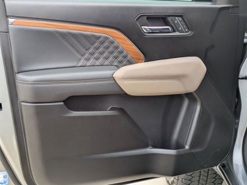 Used 2025 GMC Canyon Denali image 11