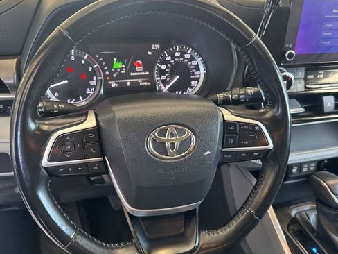 Used 2023 Toyota Highlander LE FWD image 12
