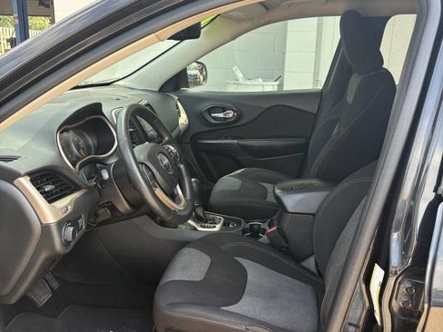 Used 2016 Jeep Cherokee Sport image 6