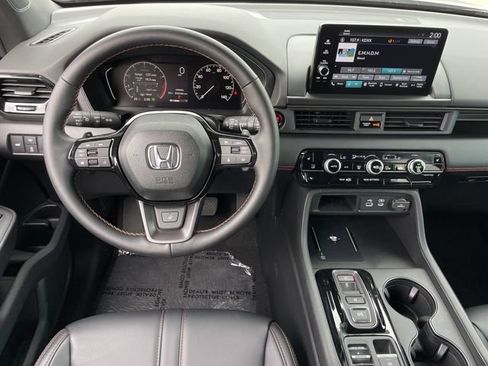 Certified 2025 Honda Pilot TrailSport image 11