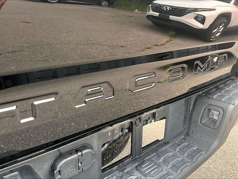 Certified 2018 Toyota Tacoma TRD Sport AWD/4WD image 10