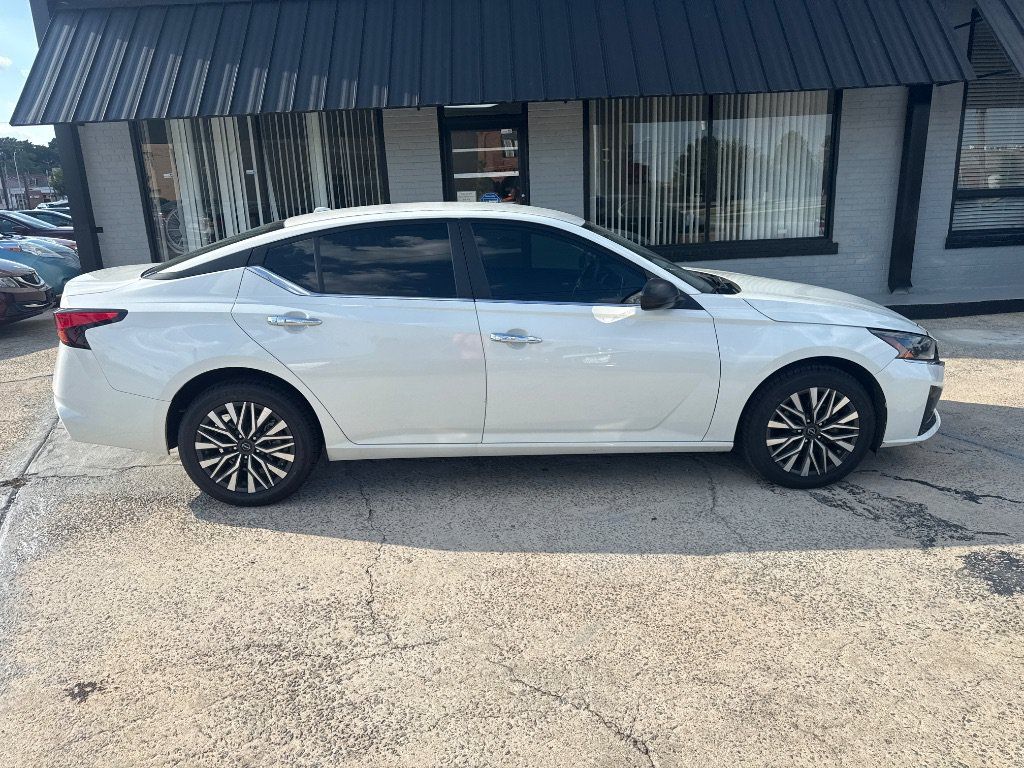 Used 2025 Nissan Altima 2.5 SV AWD/4WD image 8