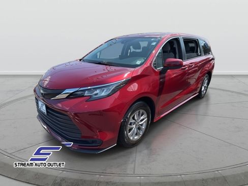 Used 2022 Toyota Sienna LE image 3