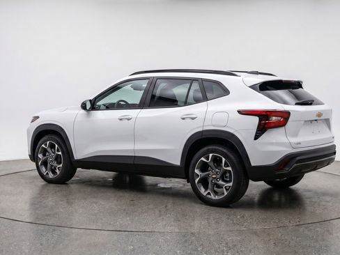 Used 2025 Chevrolet Trax LT w/ LT Convenience Package FWD image 6