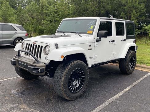 Used 2017 Jeep Wrangler Unlimited Sahara AWD/4WD image 3