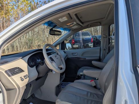 Used 2014 Toyota Sienna XLE image 13