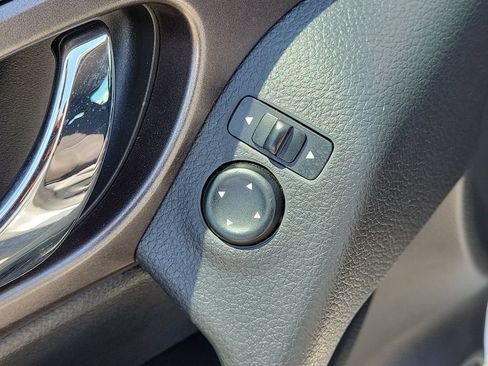 Used 2015 Nissan Rogue SV FWD image 18